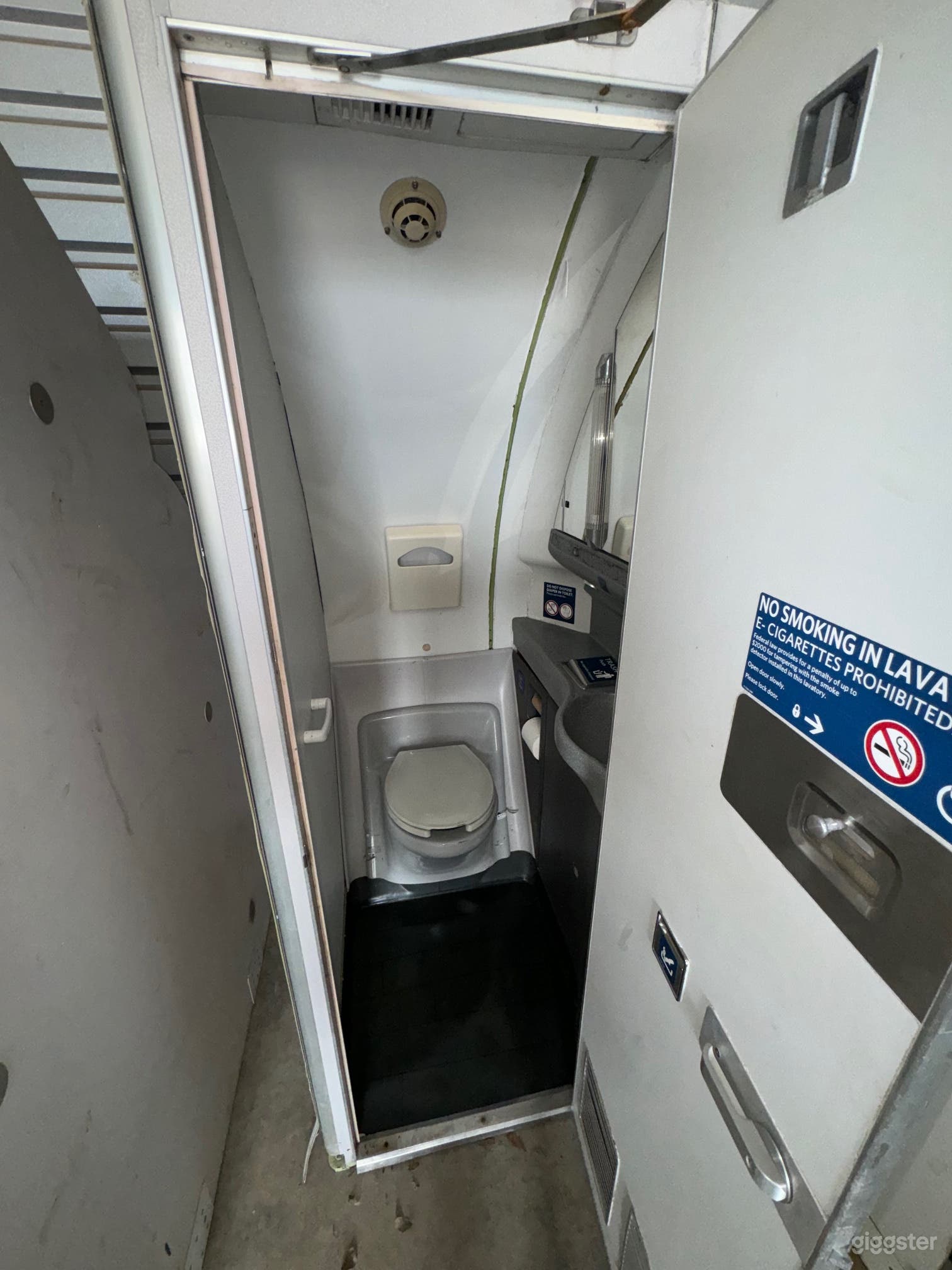 Amazing Realistic Airplane Set Photo 4