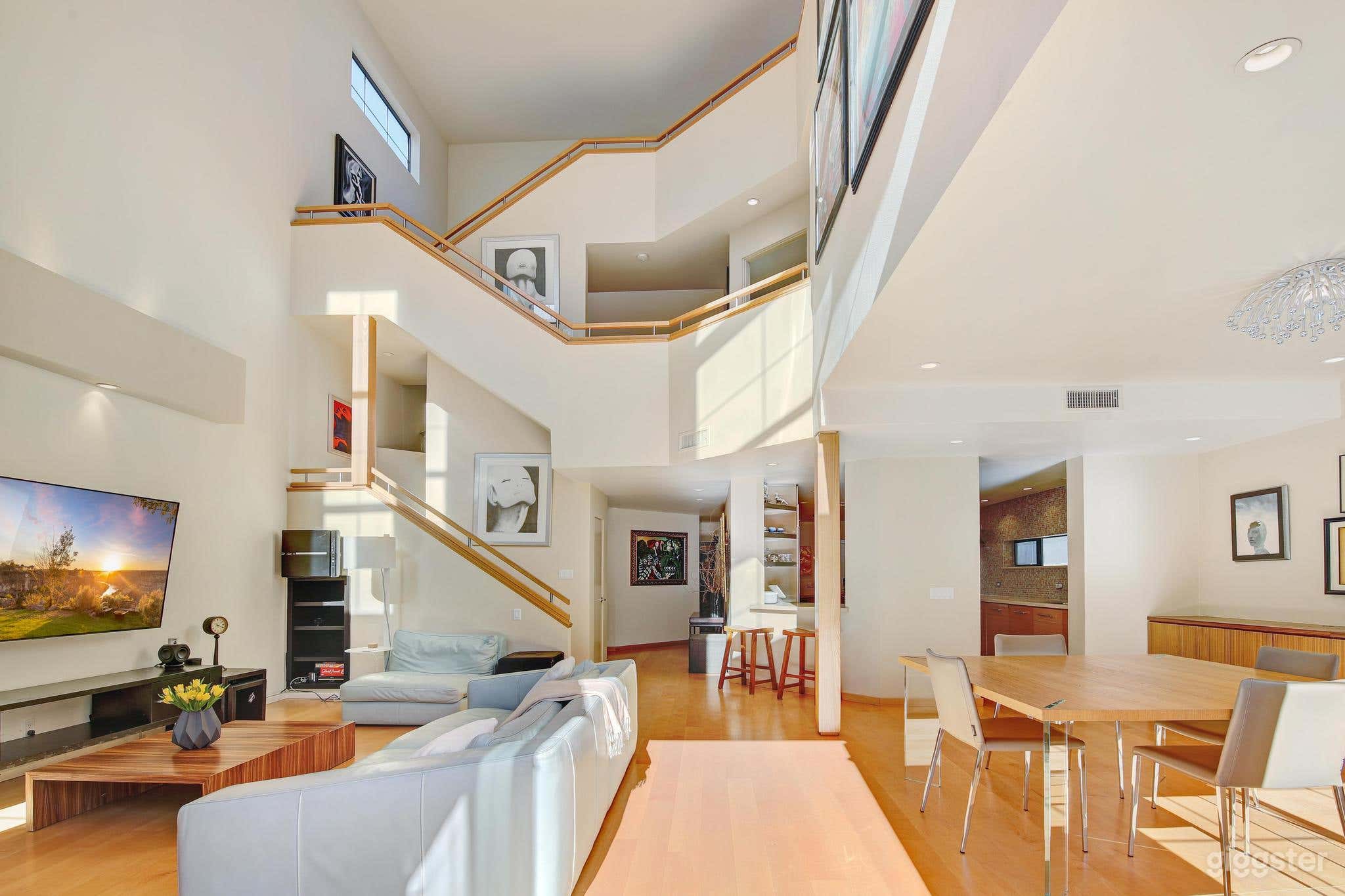 Bright, Modern Contemporary Home near the beach  Photo 2