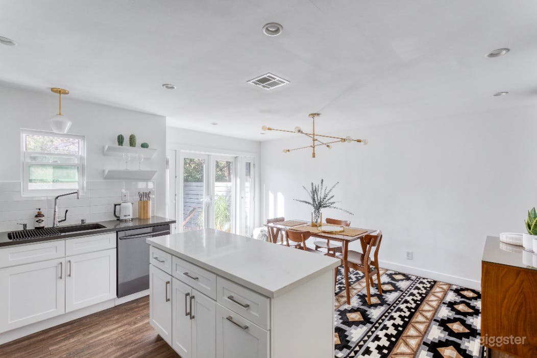 Modern completely private single family house  Photo 1