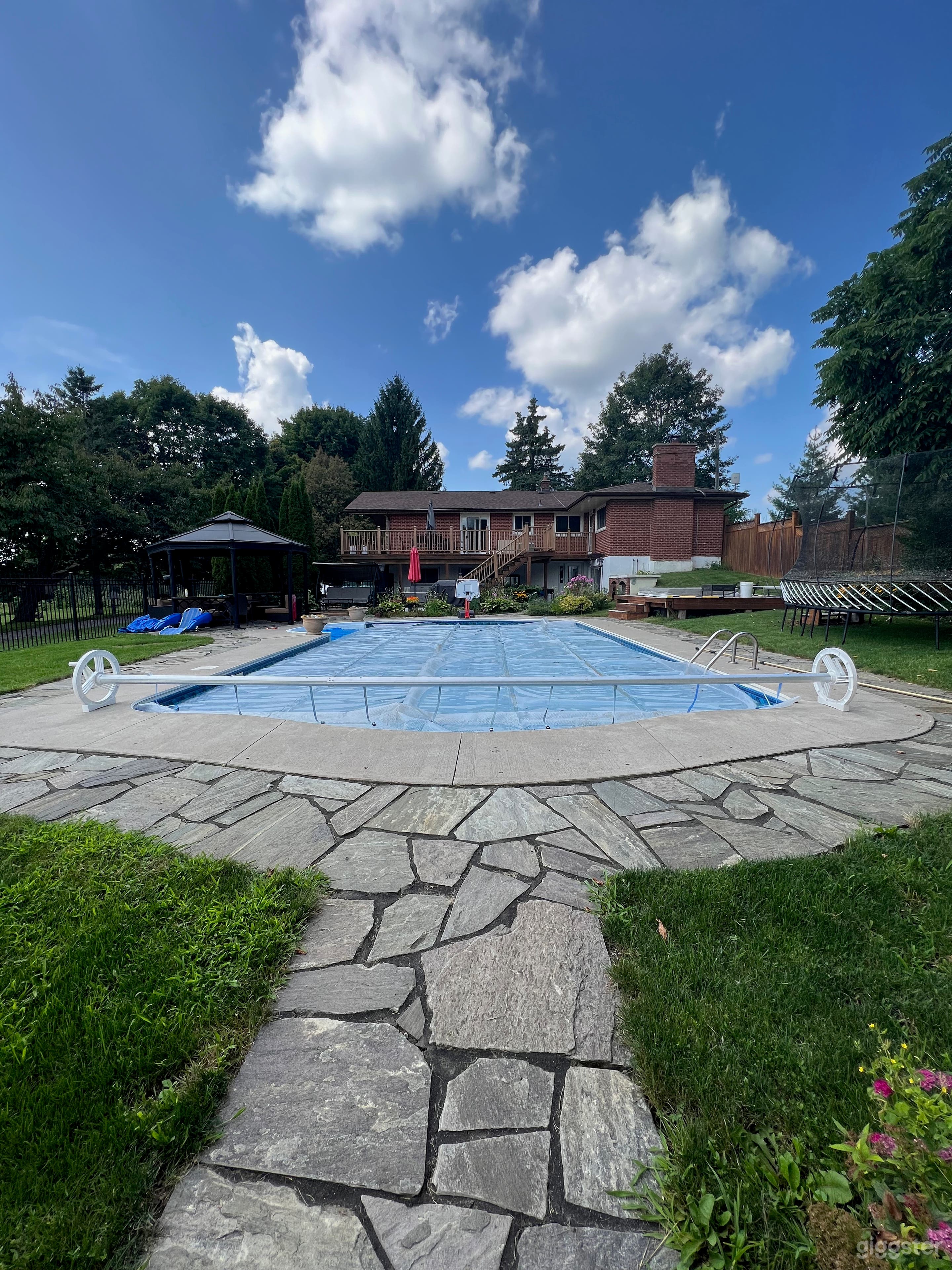 Bungalow House and Barn-Country living in the City Photo 1