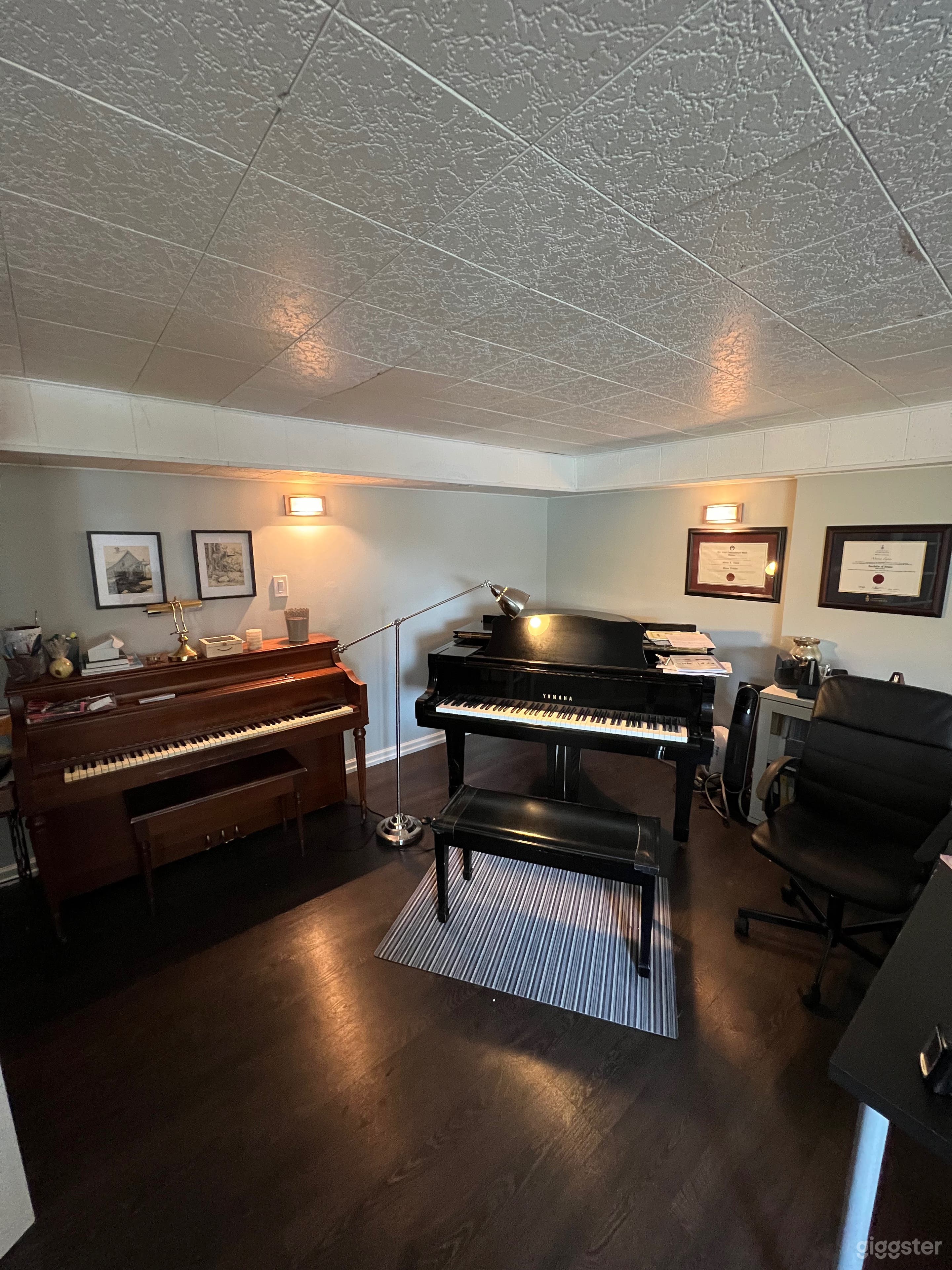 Bungalow House and Barn-Country living in the City Photo 3