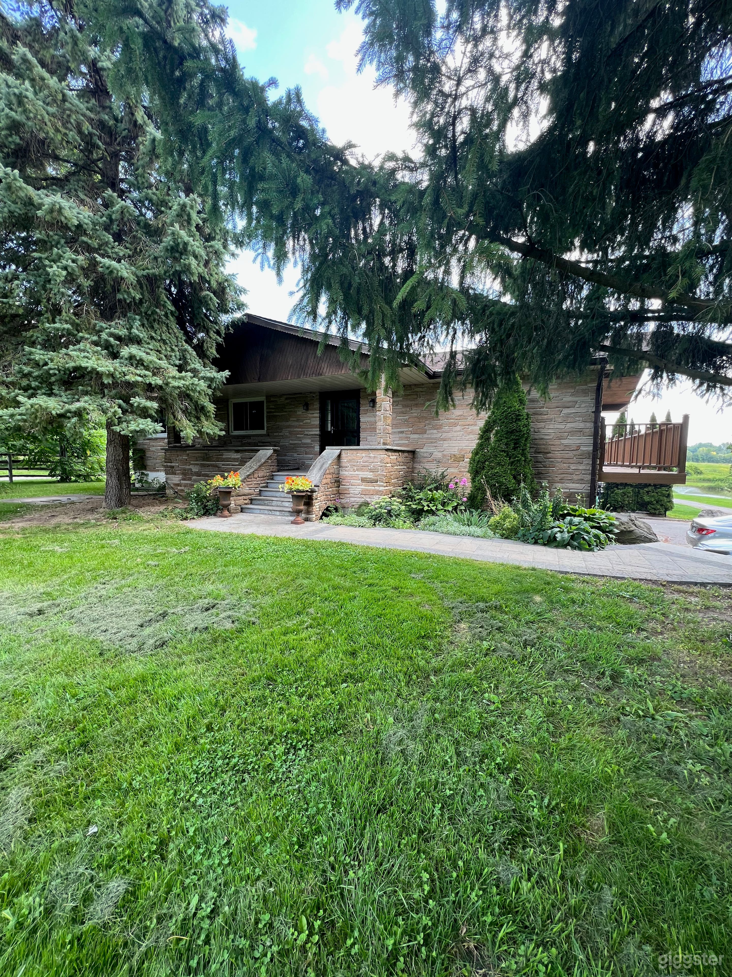 Bungalow House and Barn-Country living in the City Photo 2