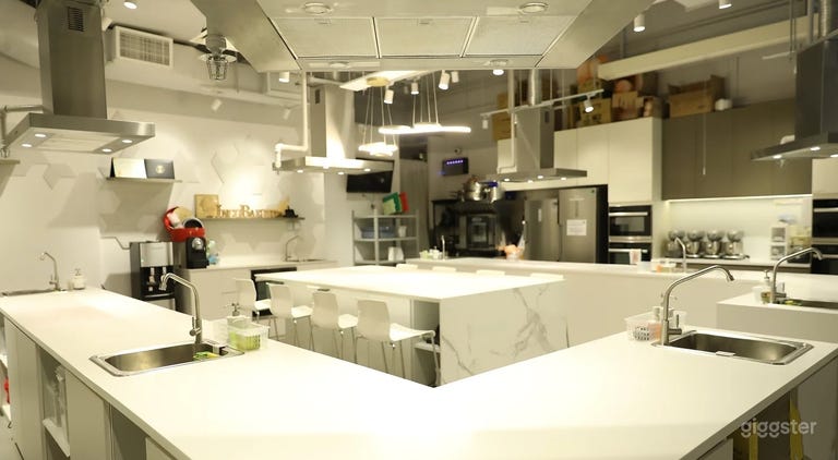  Overview of the whole kitchen space 