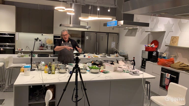  Large chef suite for diffrent types shots. Here the chef is conducting a livestream cooking class. 300mbps Wifi included.  