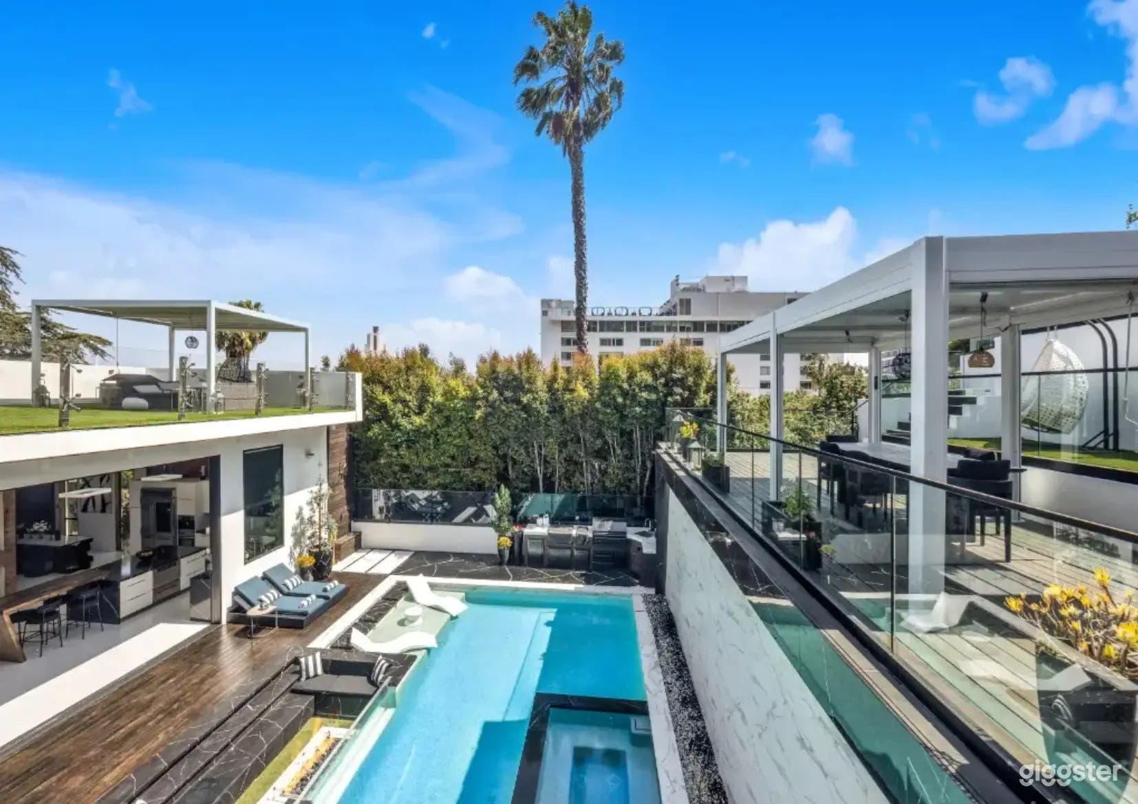 ICONIC MODERN OUTDOOR POOL Photo 3