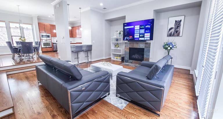  Upscale Luxury Townhouse in The Heights 