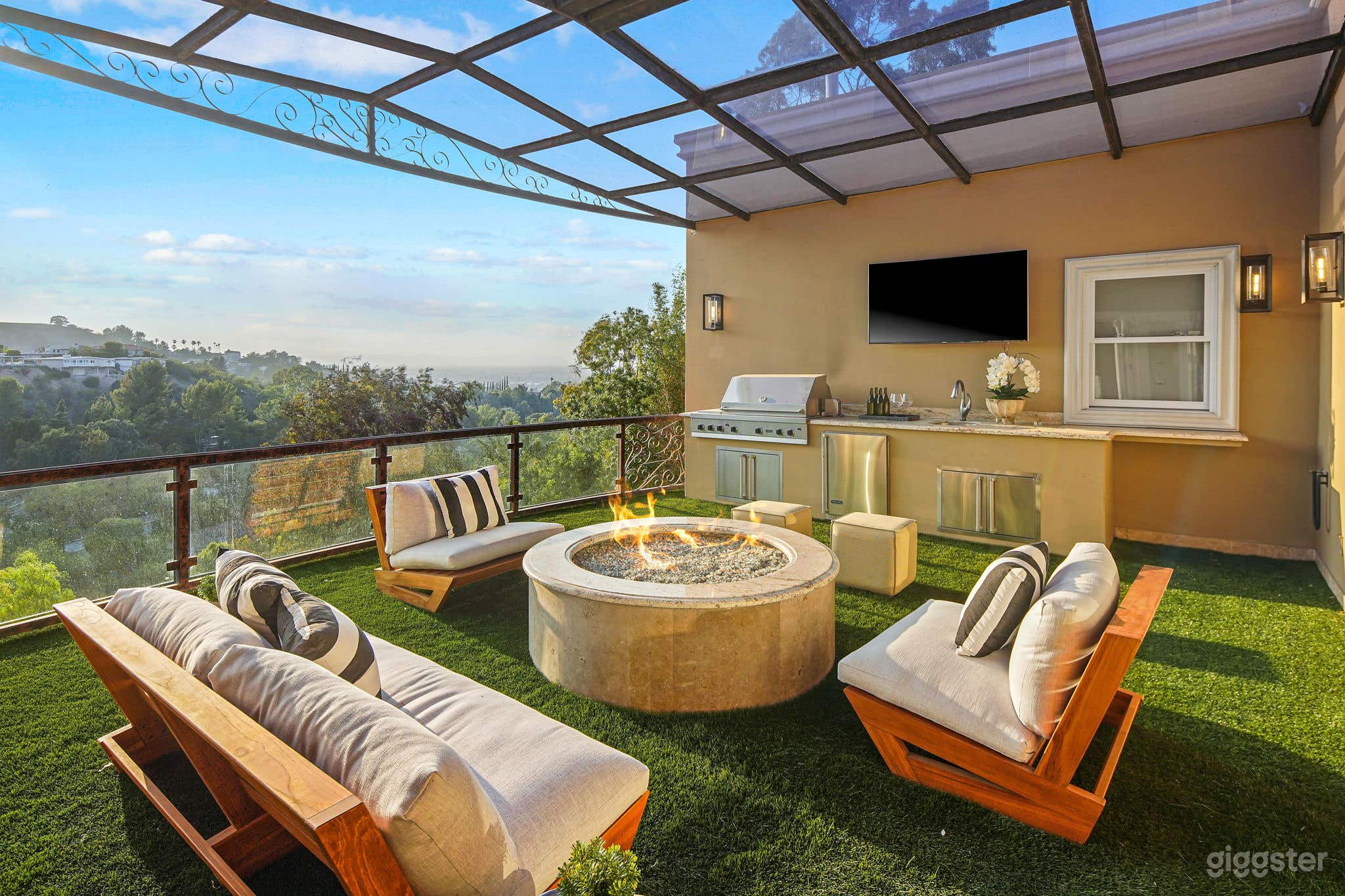 One of a kind house with spectacular views! Photo 2