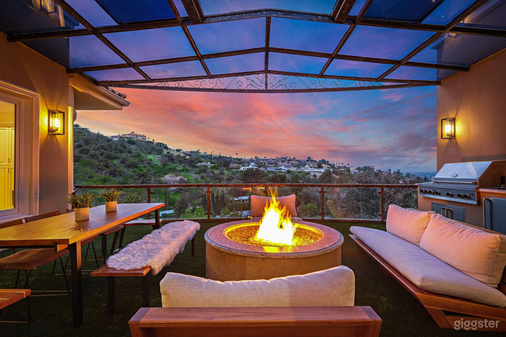 One of a kind house with spectacular views! Photo 1