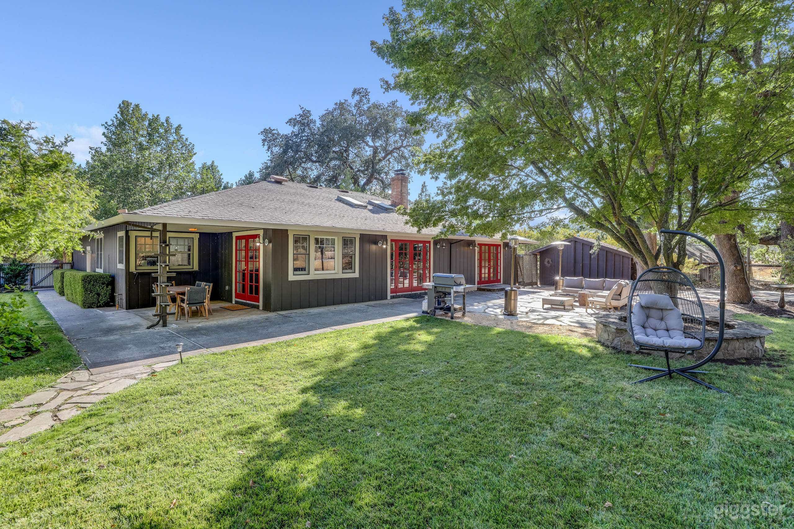 Magnificent Farm House on 3.5 Acres Photo 1