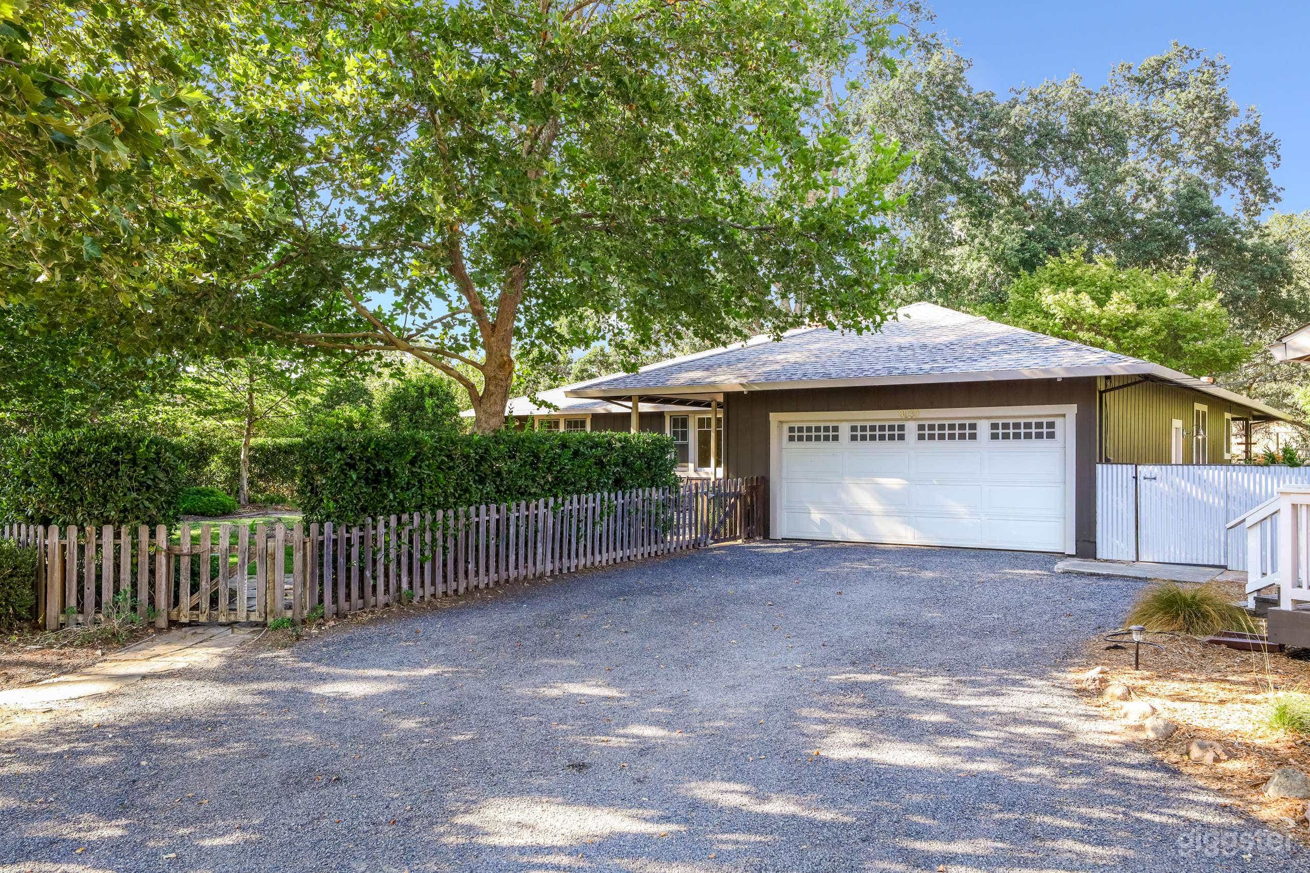 Magnificent Farm House on 3.5 Acres Photo 2