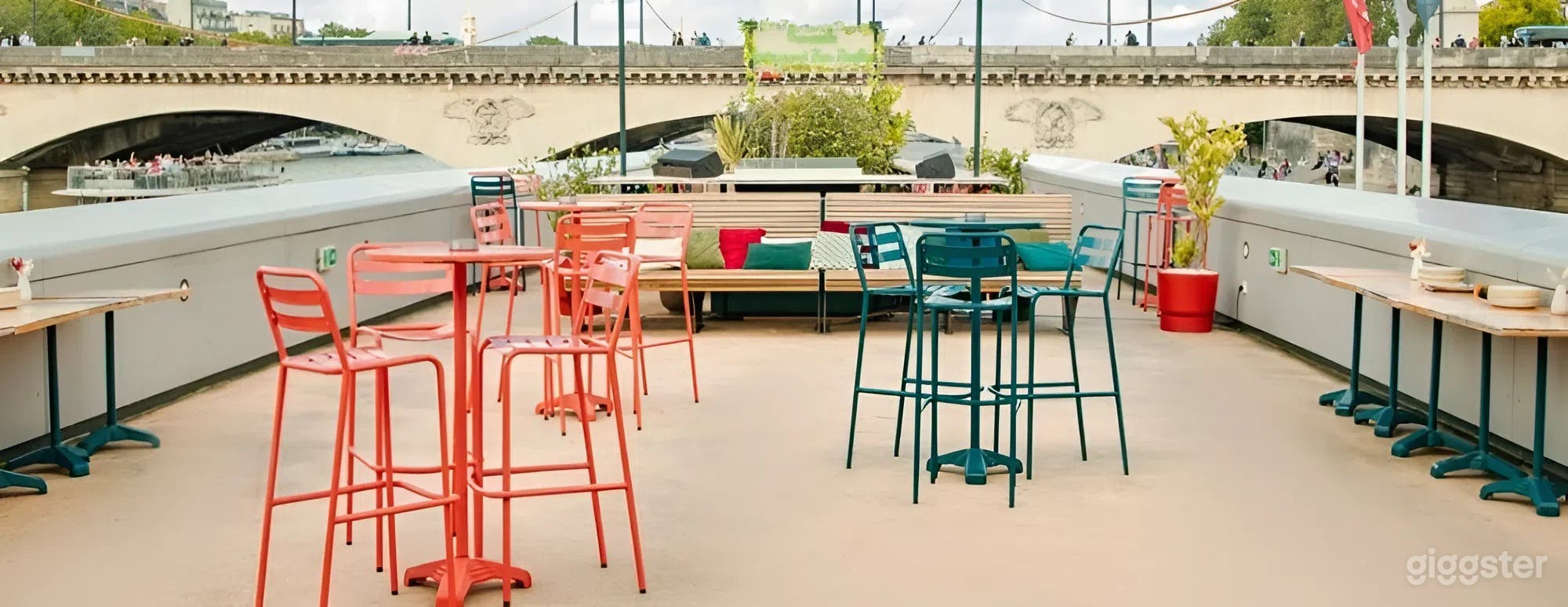 Photo de Espace trapézoïdal semi-privé avec vues sur la Seine et la Tour Eiffel 3