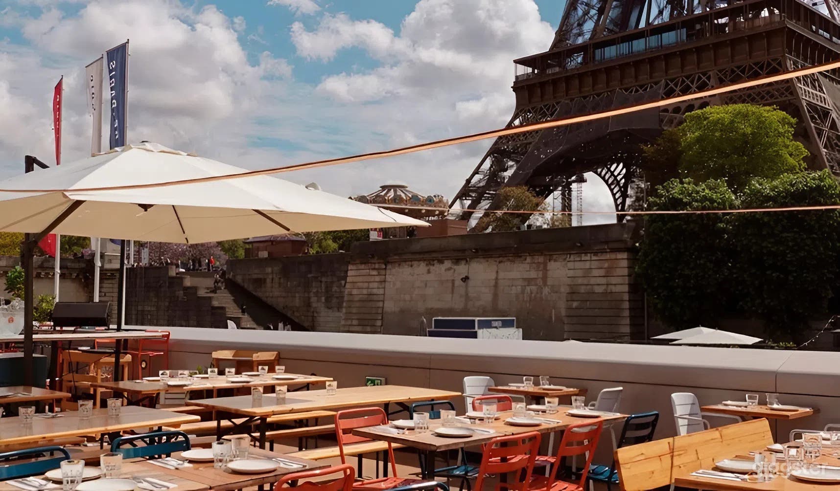 Photo de Espace trapézoïdal semi-privé avec vues sur la Seine et la Tour Eiffel 2