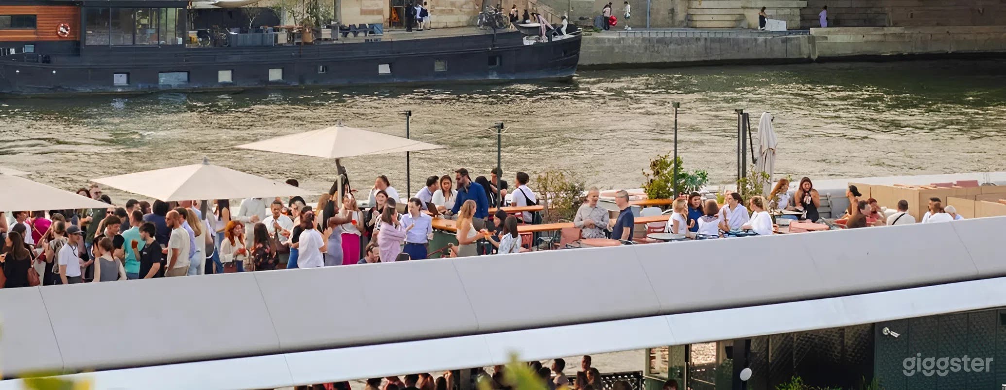 Photo de Espace trapézoïdal semi-privé avec vues sur la Seine et la Tour Eiffel 4