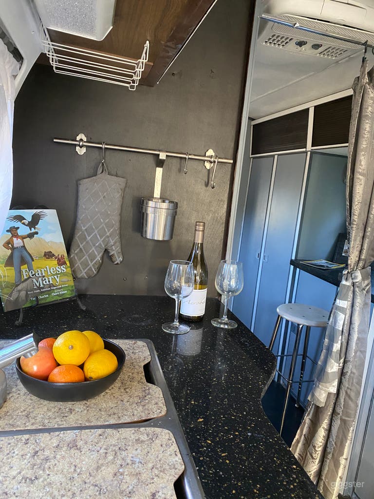  Kitchen and work area 