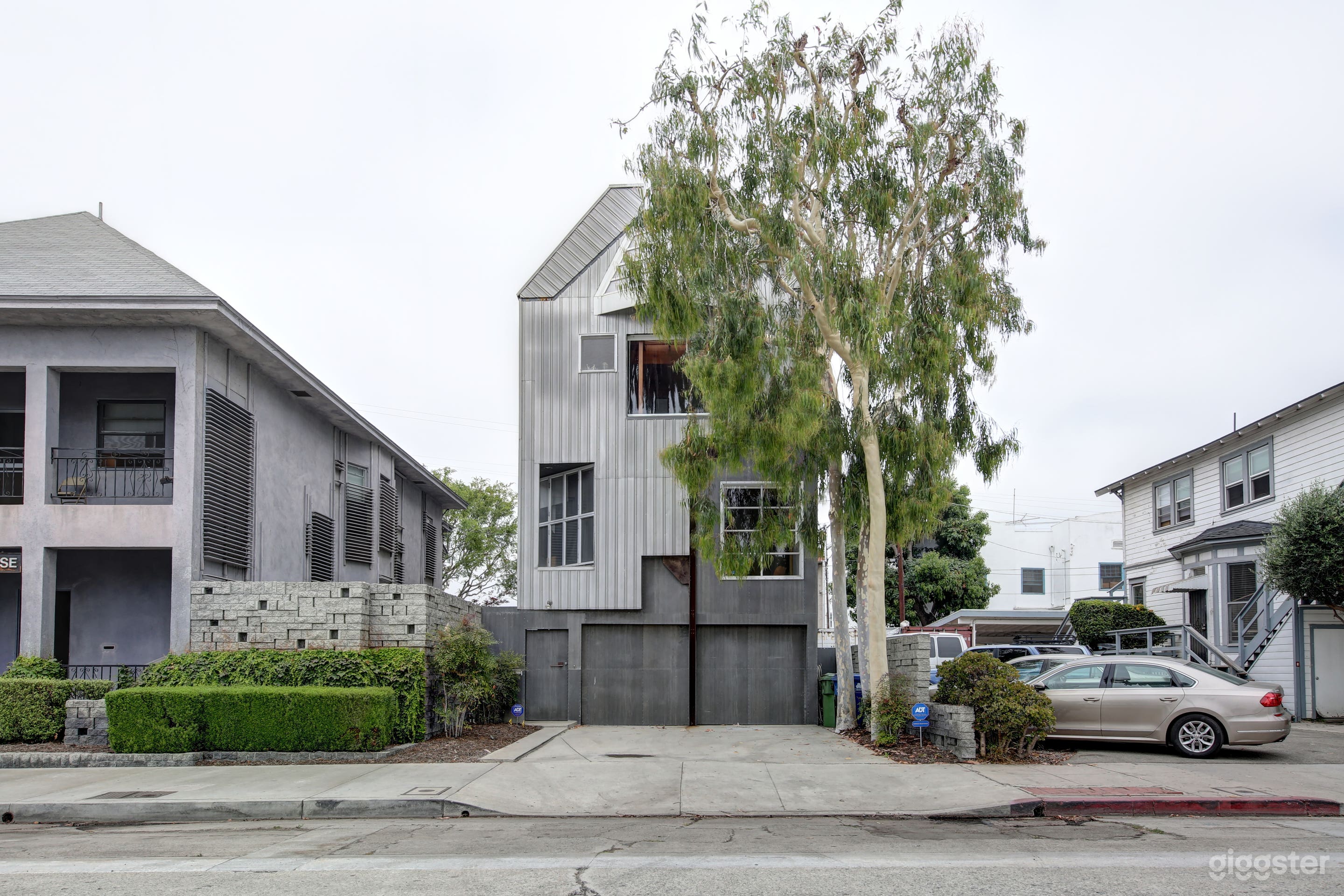 Fabulous house/studio above main shipping channel  Photo 2