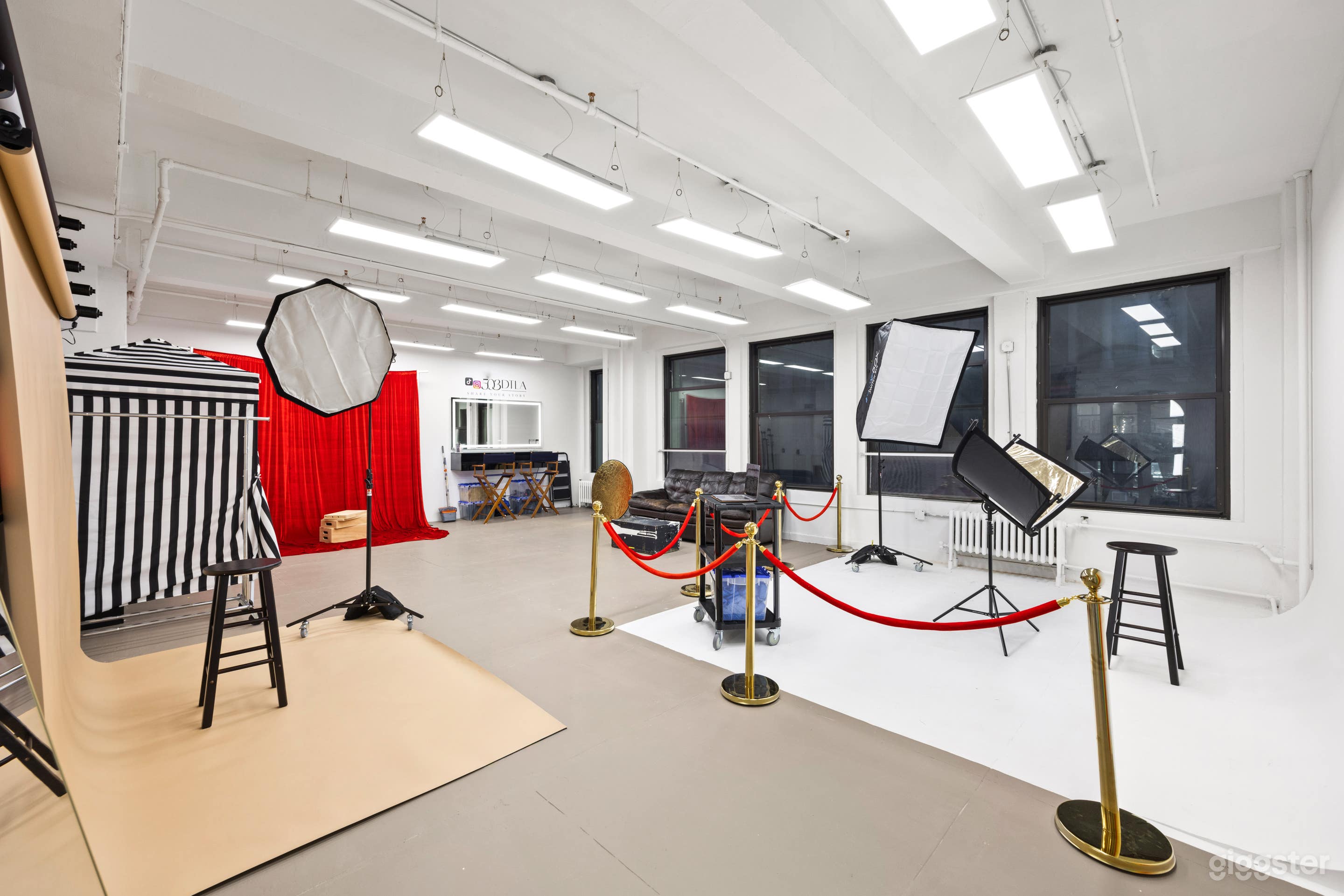 1555: Affordable Natural Light Studio w Cyc Wall Photo 4