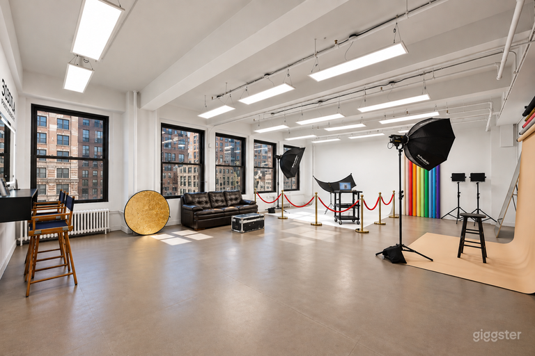  1555 : Studio avec mur cyclorama et lumière naturelle à Manhattan avec LUMIÈRES GRATUITES 