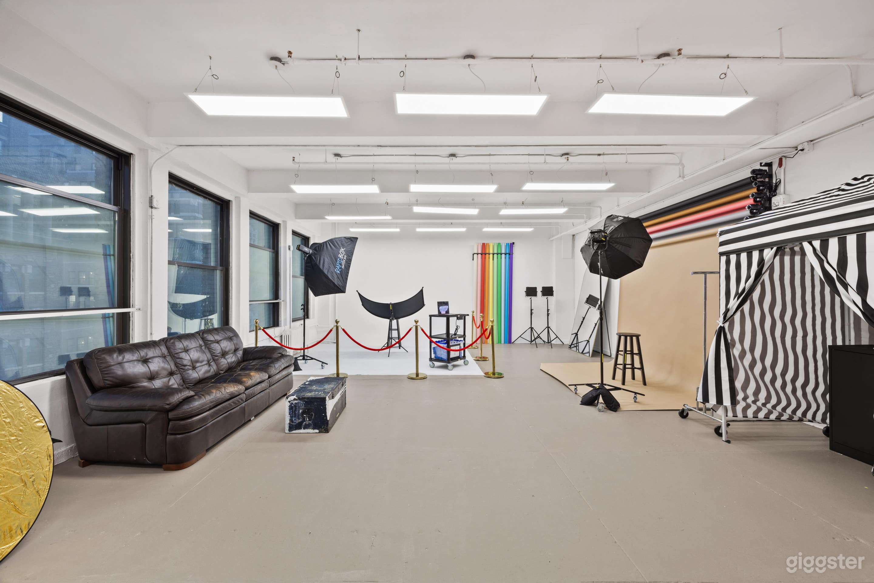 1555: Affordable Natural Light Studio w Cyc Wall Photo 2