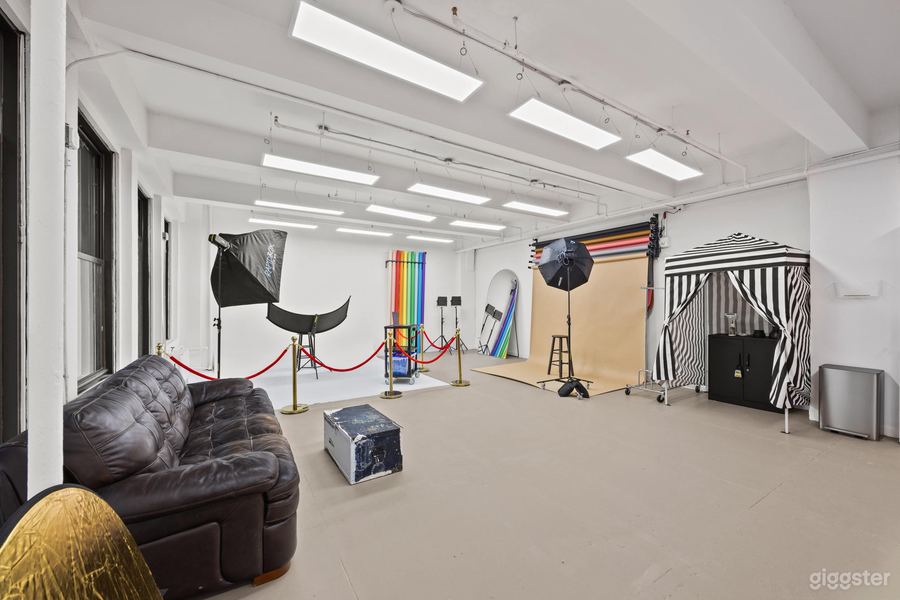 1555: Affordable Natural Light Studio w Cyc Wall Photo 3