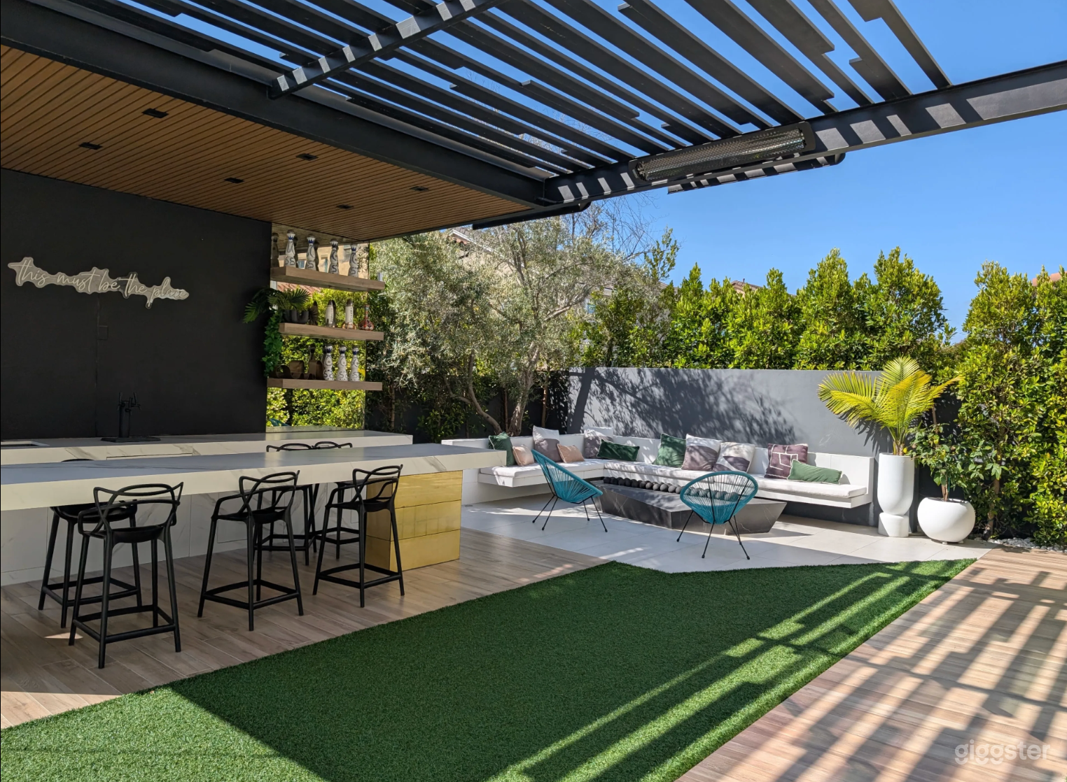 Stunning, Modern Outdoor Space with Miami and Party Vibes Photo 2