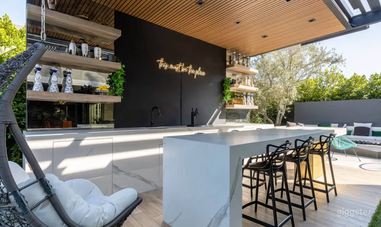  Stunning, Modern Outdoor Space with Miami and Party Vibes 