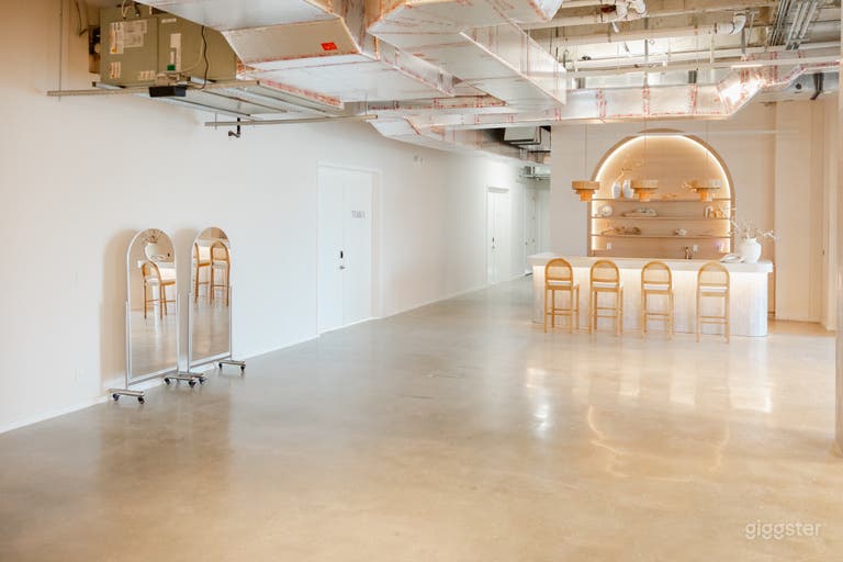  A spacious 1,500 sq. ft. area with ample seating and two oversized arches, perfect for branding, art exhibitions, or networking events. Equipped with a projector, this area is ideal for presentations, product showcases, or cocktail receptions. 
