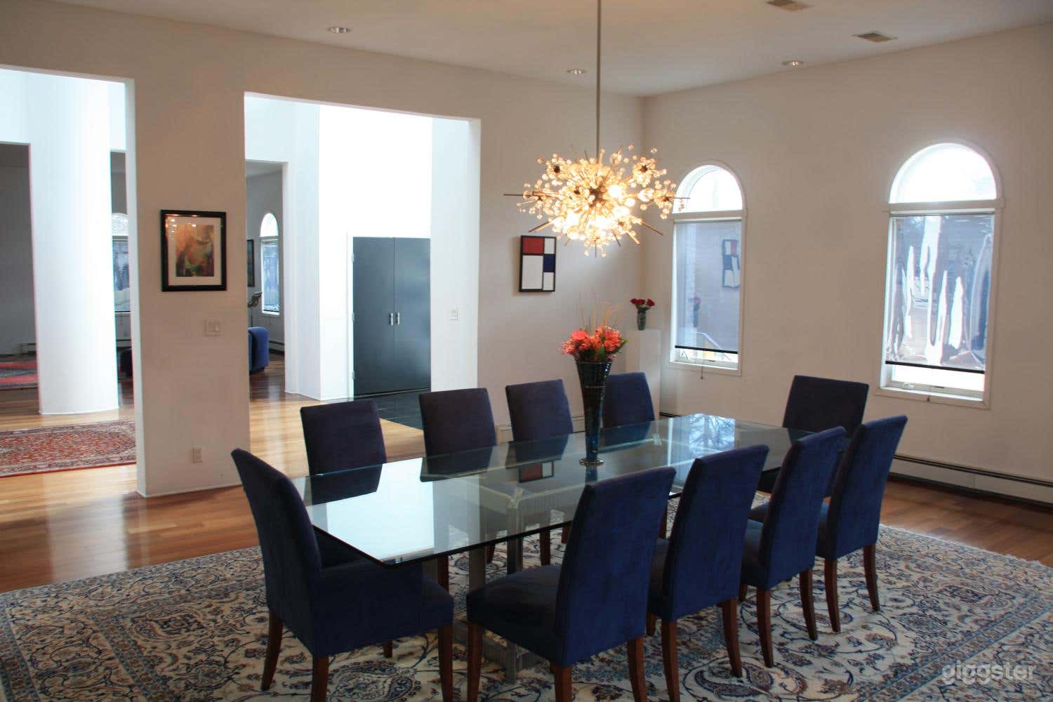 Modern and Dramatic Loft-Like Home Photo 4