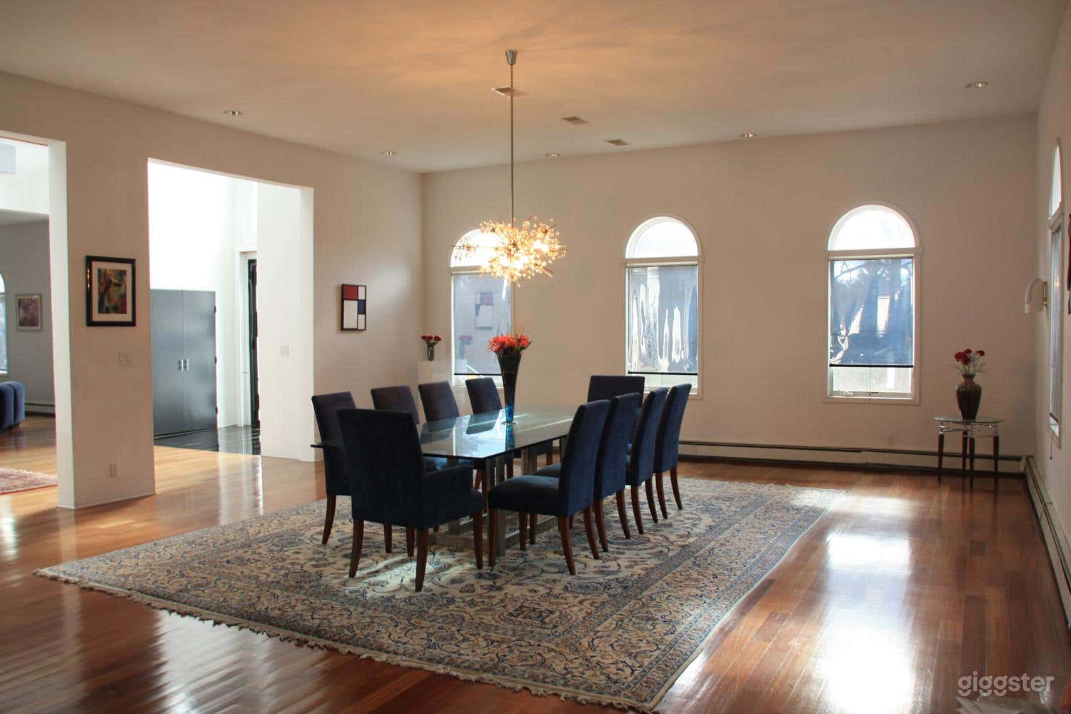 Modern and Dramatic Loft-Like Home Photo 3