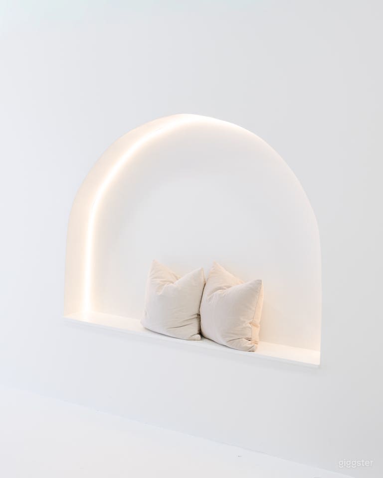  Natural Light Photo Studio 