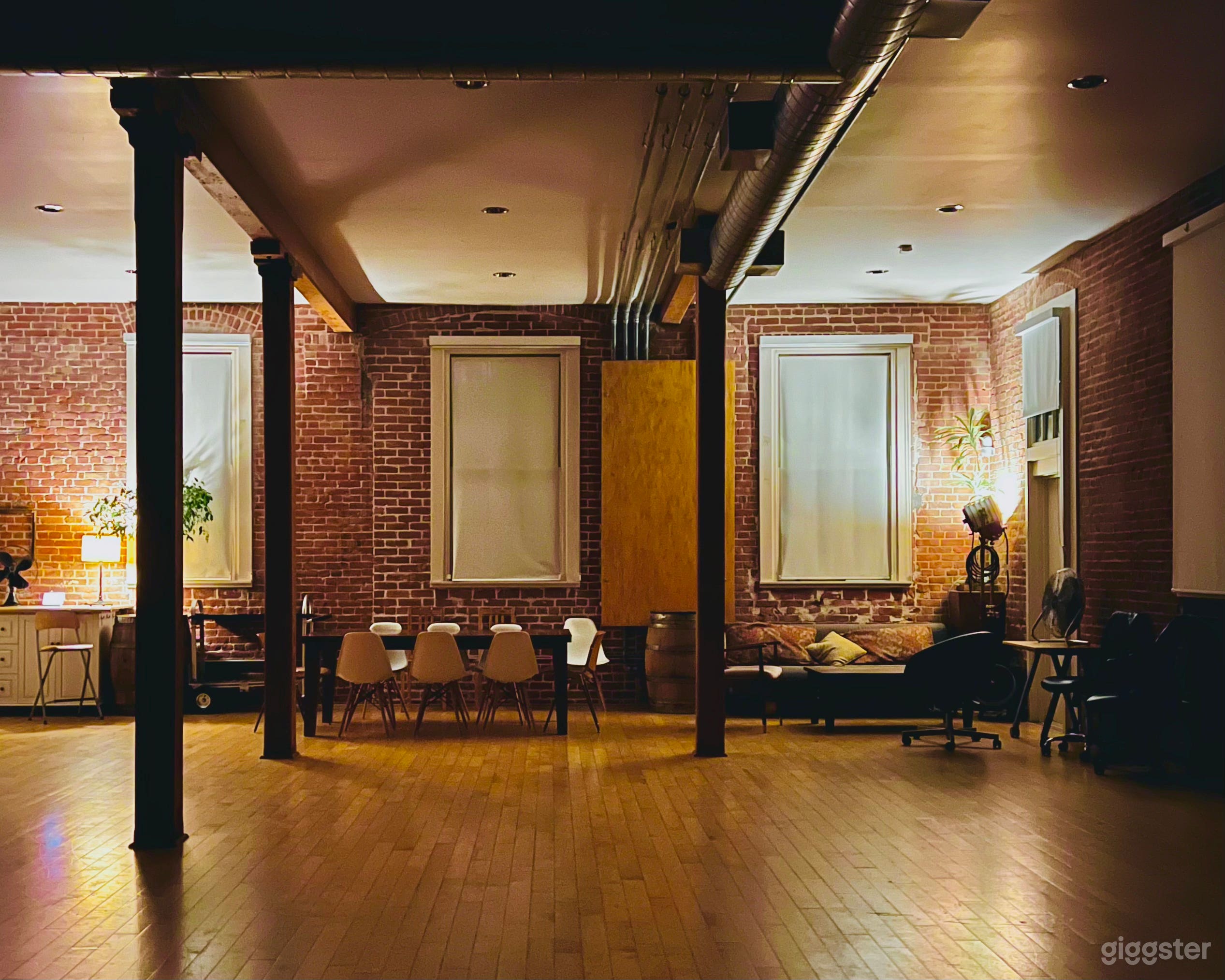 Photo Studio with Natural Light and Large Kitchen Photo 3