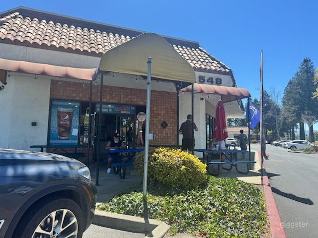  A Chill Spot to Eat Outside 