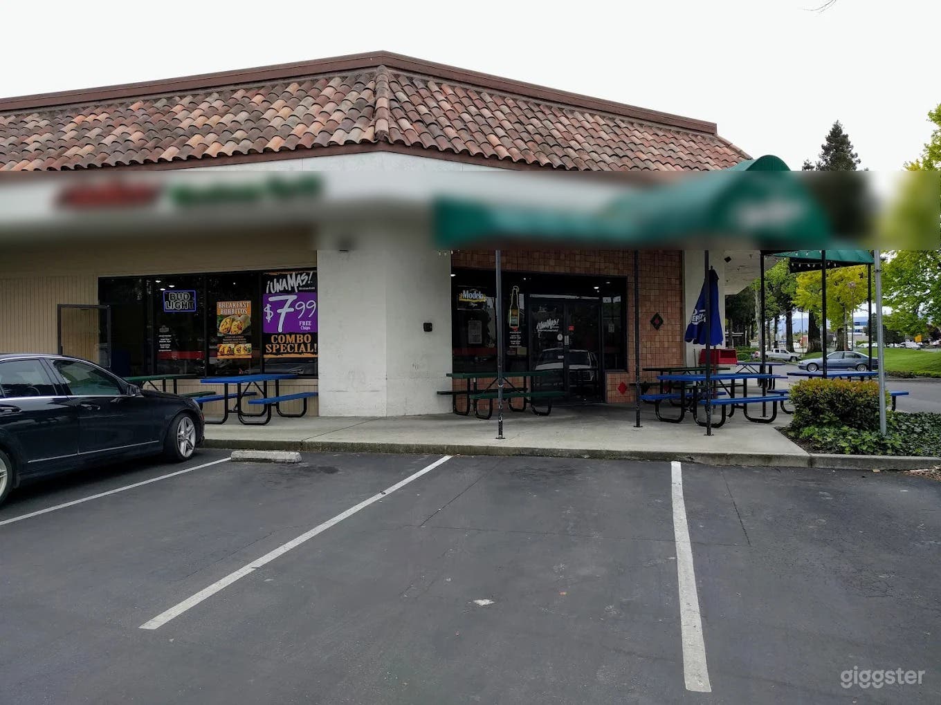 A Chill Spot to Eat Outside Photo 2