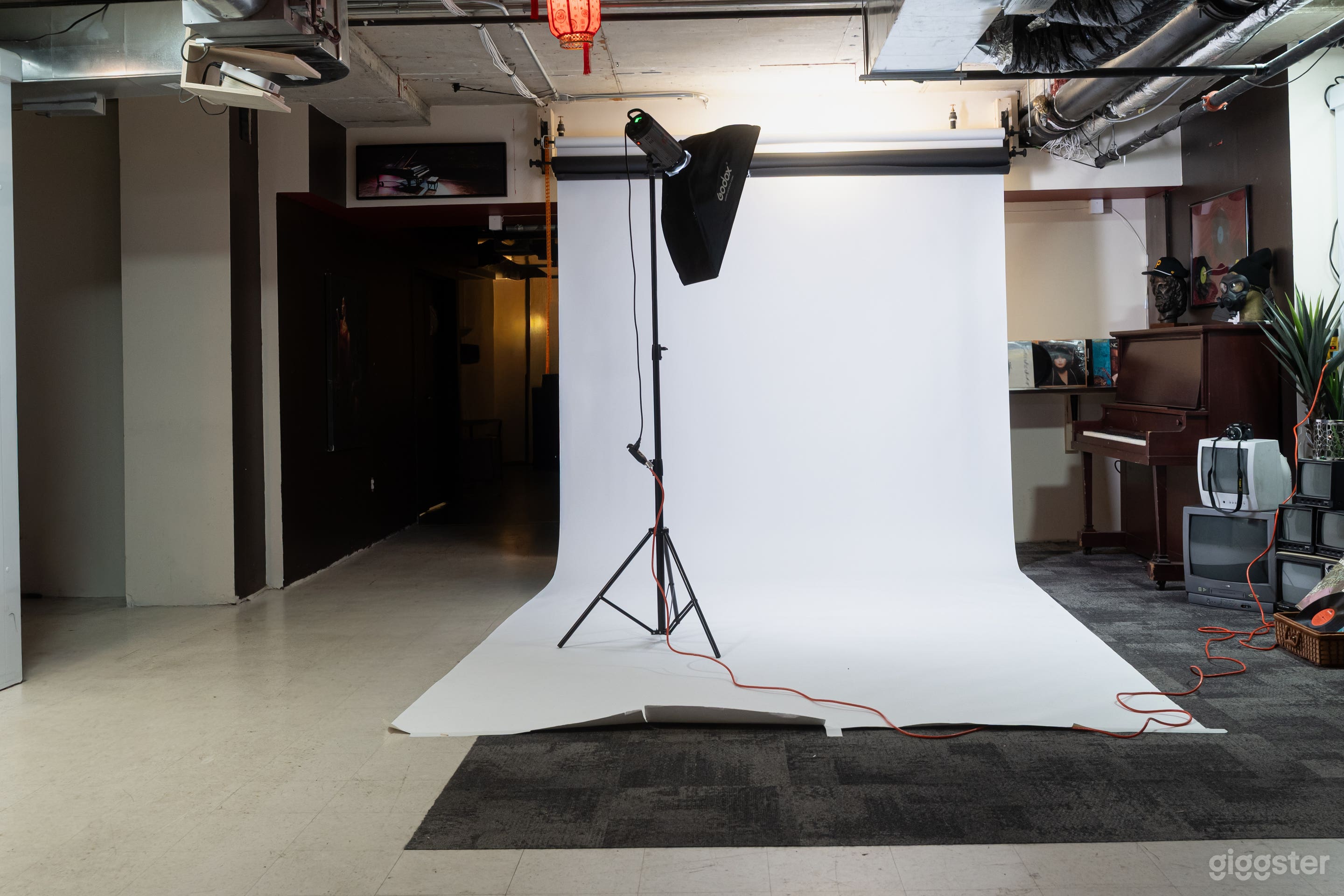 1,700 Sq Ft Creative Event &amp; Performance Space | Chinatown Photo 4