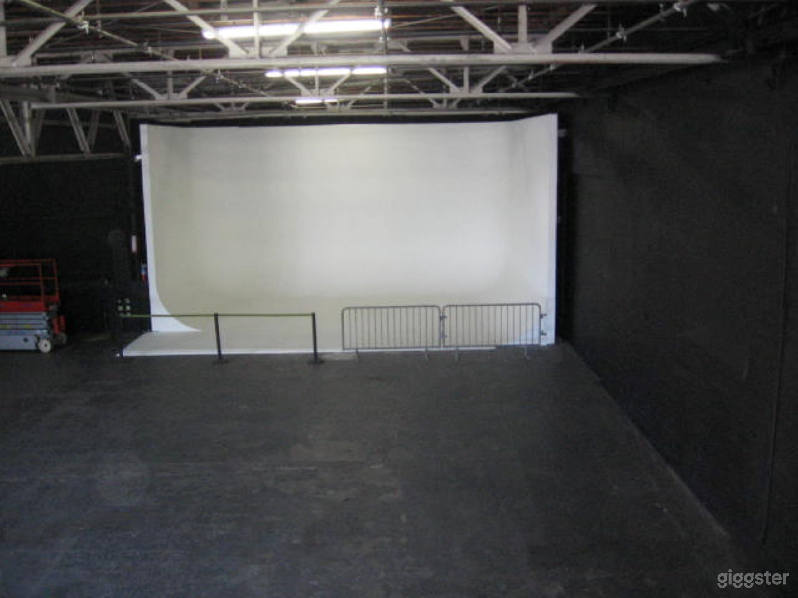 Stage E
Black Studio
White Cyc Wall