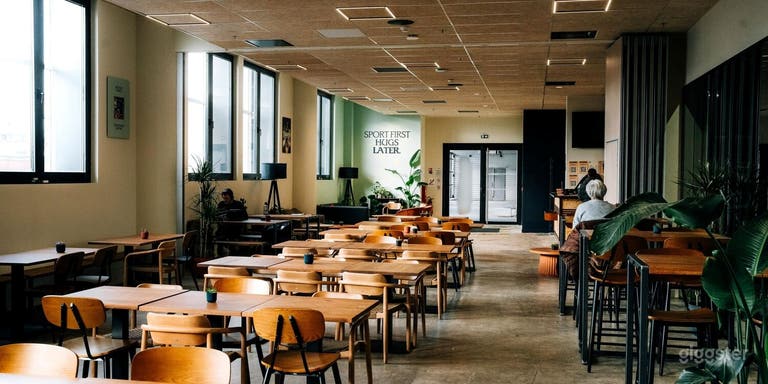  Lieu événementiel avec bar, restaurant, terrains de padel 