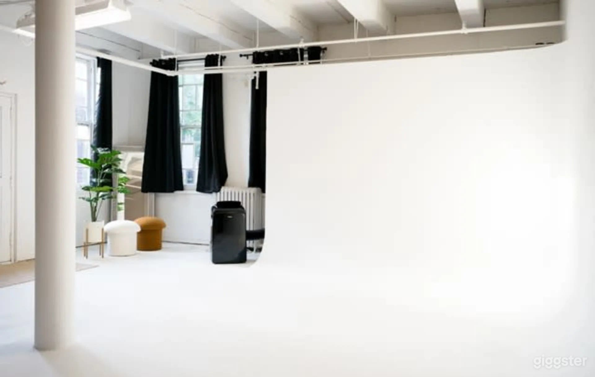 Cyclorama and Color wall Studio Photo 4