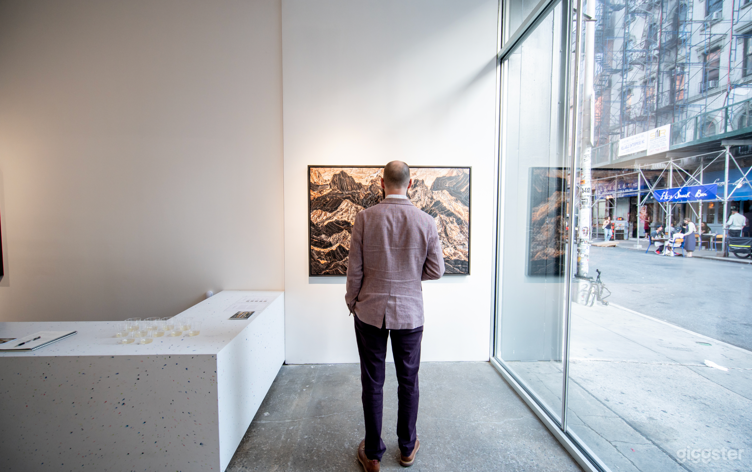 Large contemporary art gallery with a love for events Photo 2