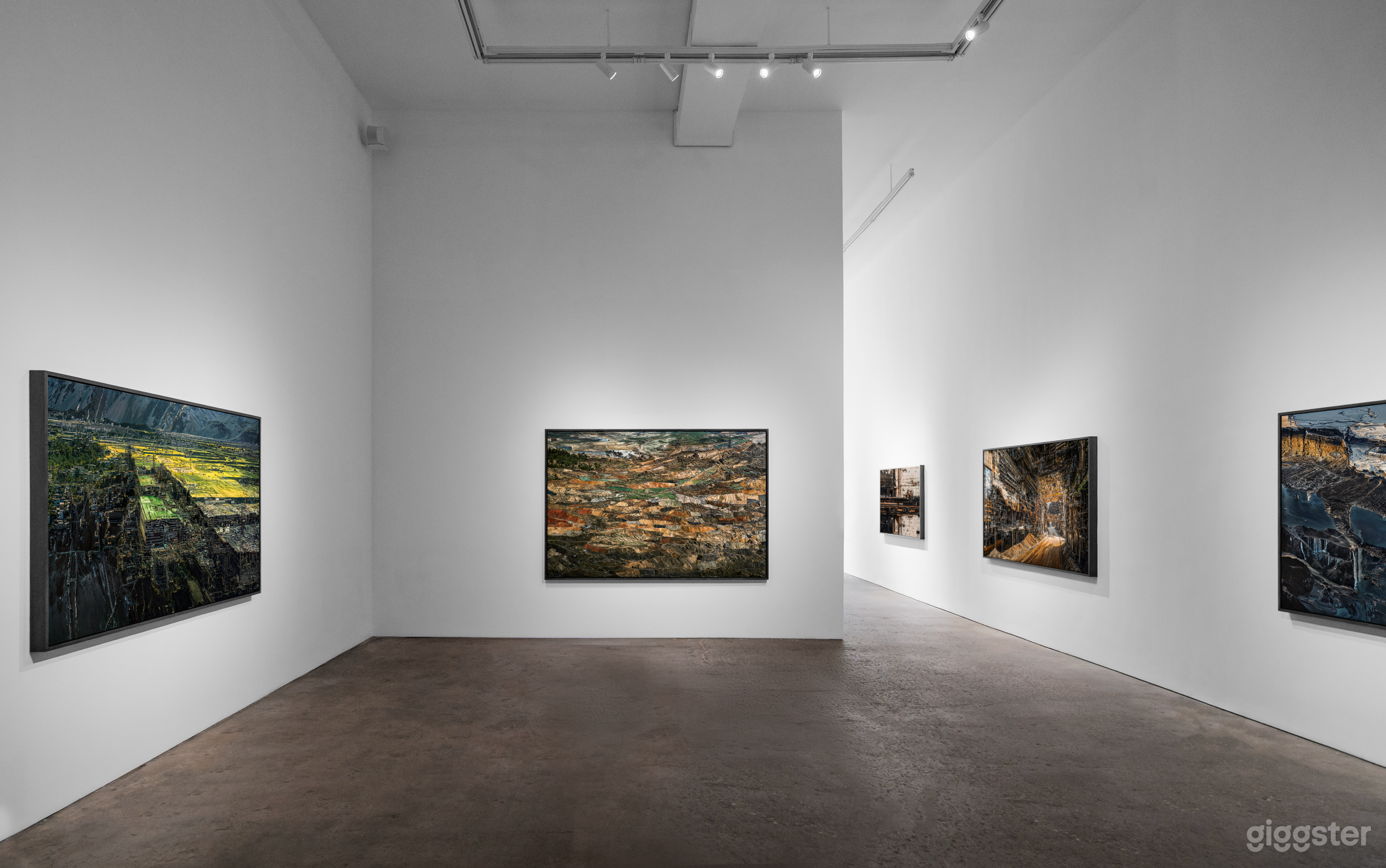 Large contemporary art gallery with a love for events Photo 1