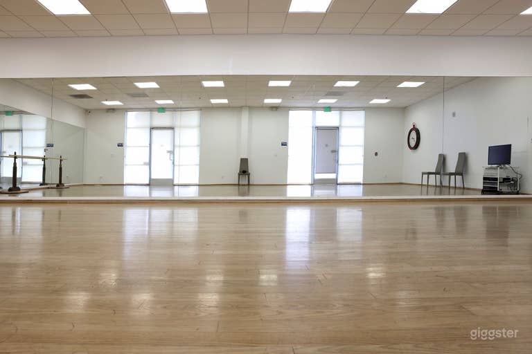  Studio B – Maple Floor with Mirrors 