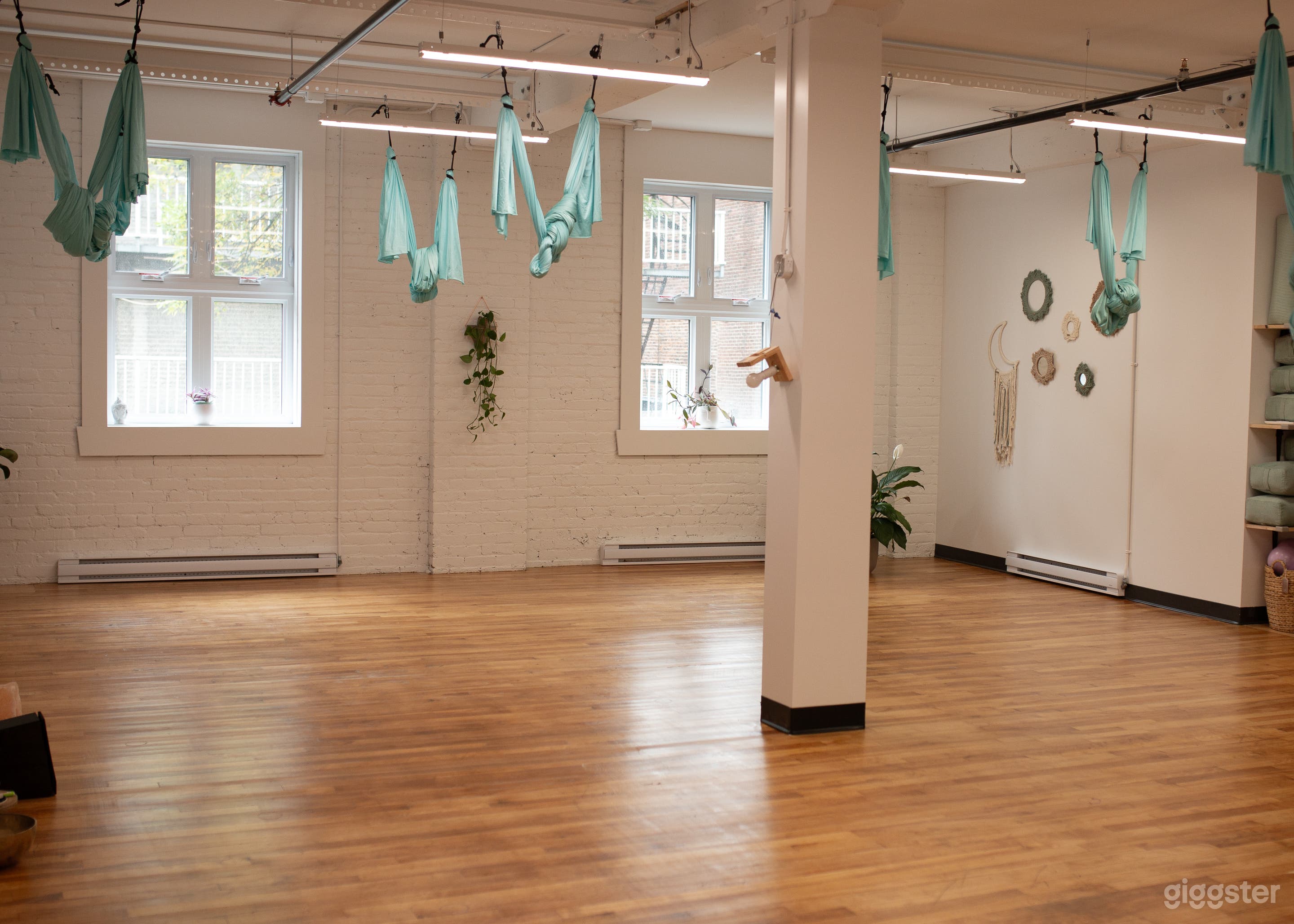 Studio 1100 Sq ft