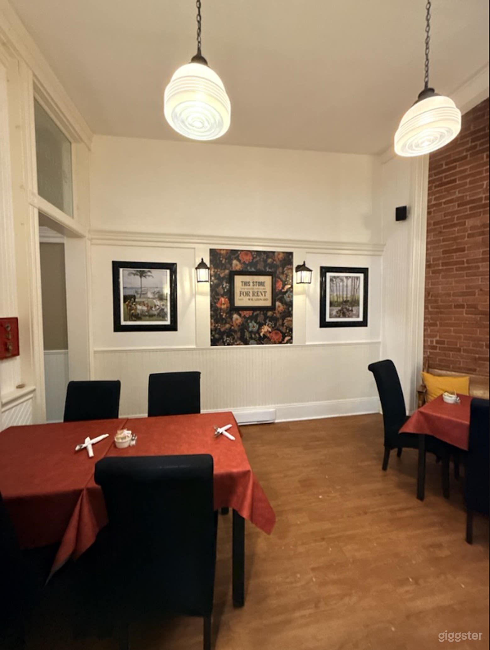 Elegant Lounge & Cozy Café Venue Photo 3