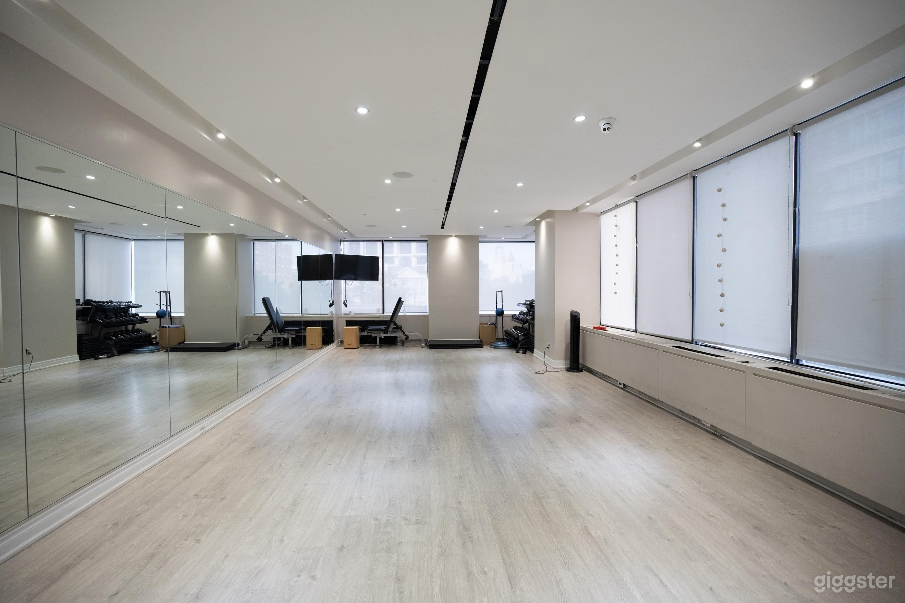 Modern fitness studio/dance floor: Mirrored Wall, Stereo &amp; in-ceiling speakers system, Smart TV
