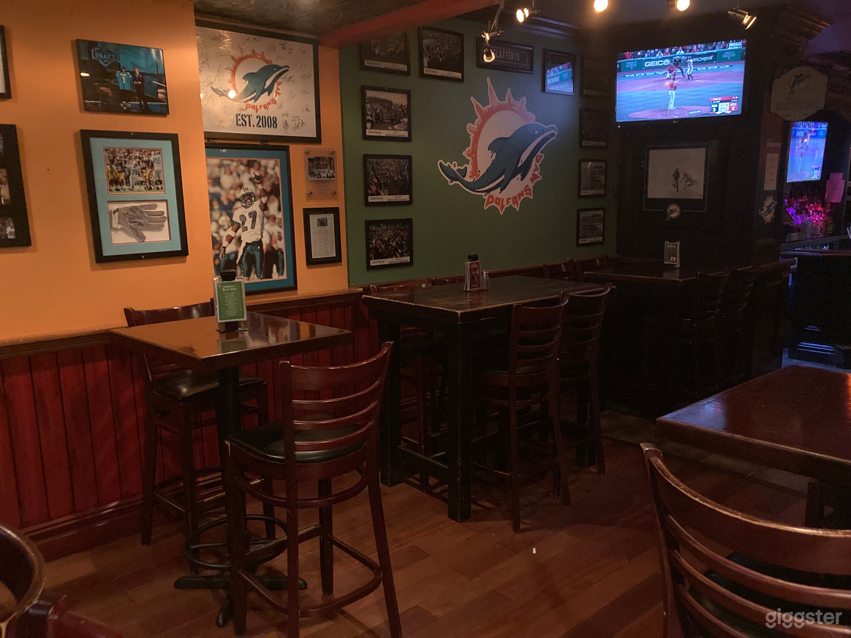 Downstairs backroom  in New York Photo 1