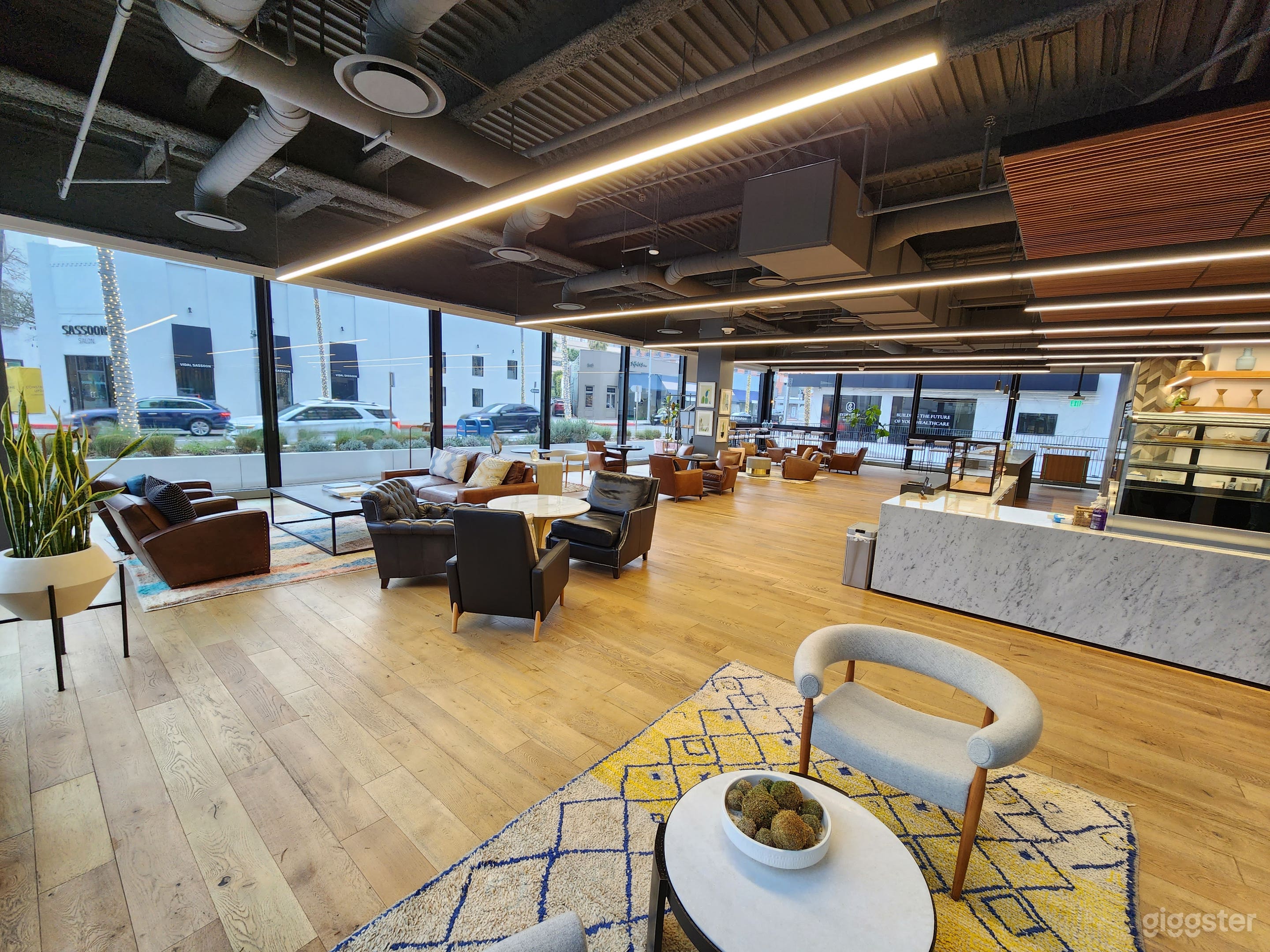 PROMO!! Luxury Building and Space with Open Area Photo 2