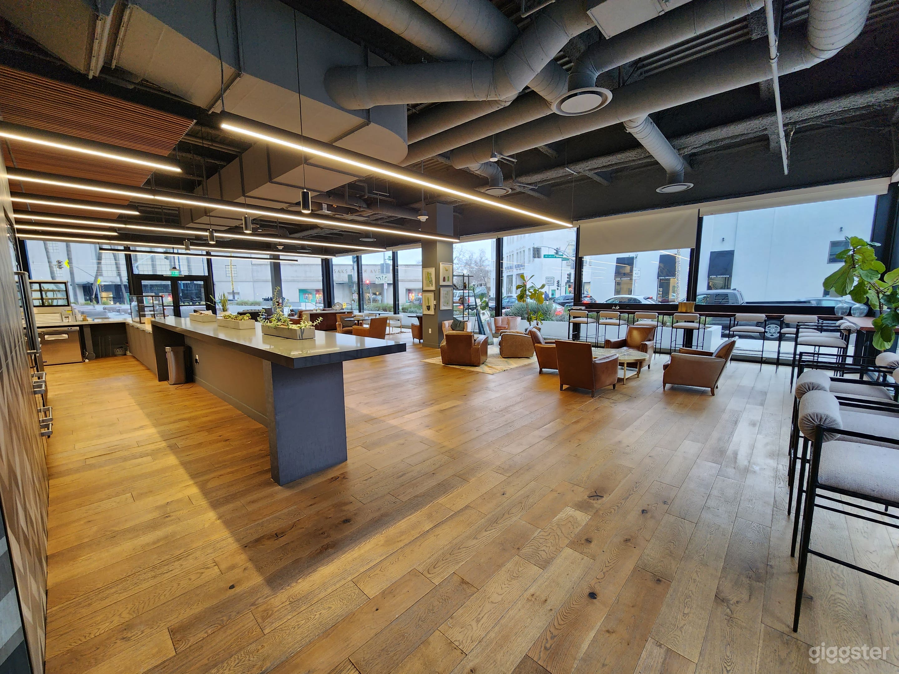 PROMO!! Luxury Building and Space with Open Area Photo 4