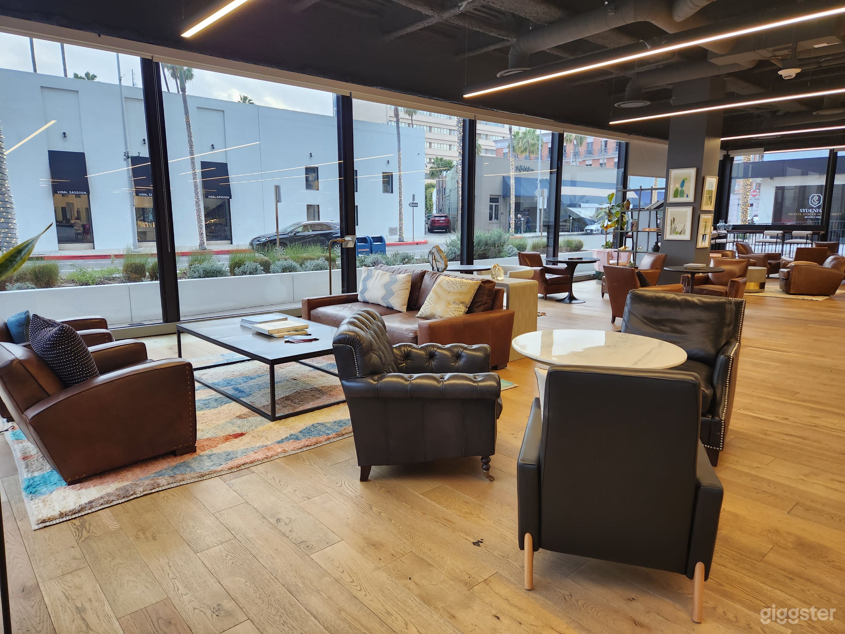 PROMO!! Luxury Building and Space with Open Area Photo 1