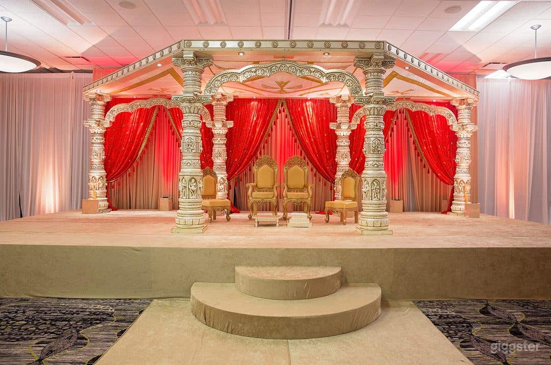 Grand Room with a Stylish Touch Photo 2