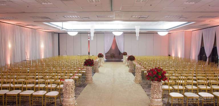  Grand Room with a Stylish Touch 