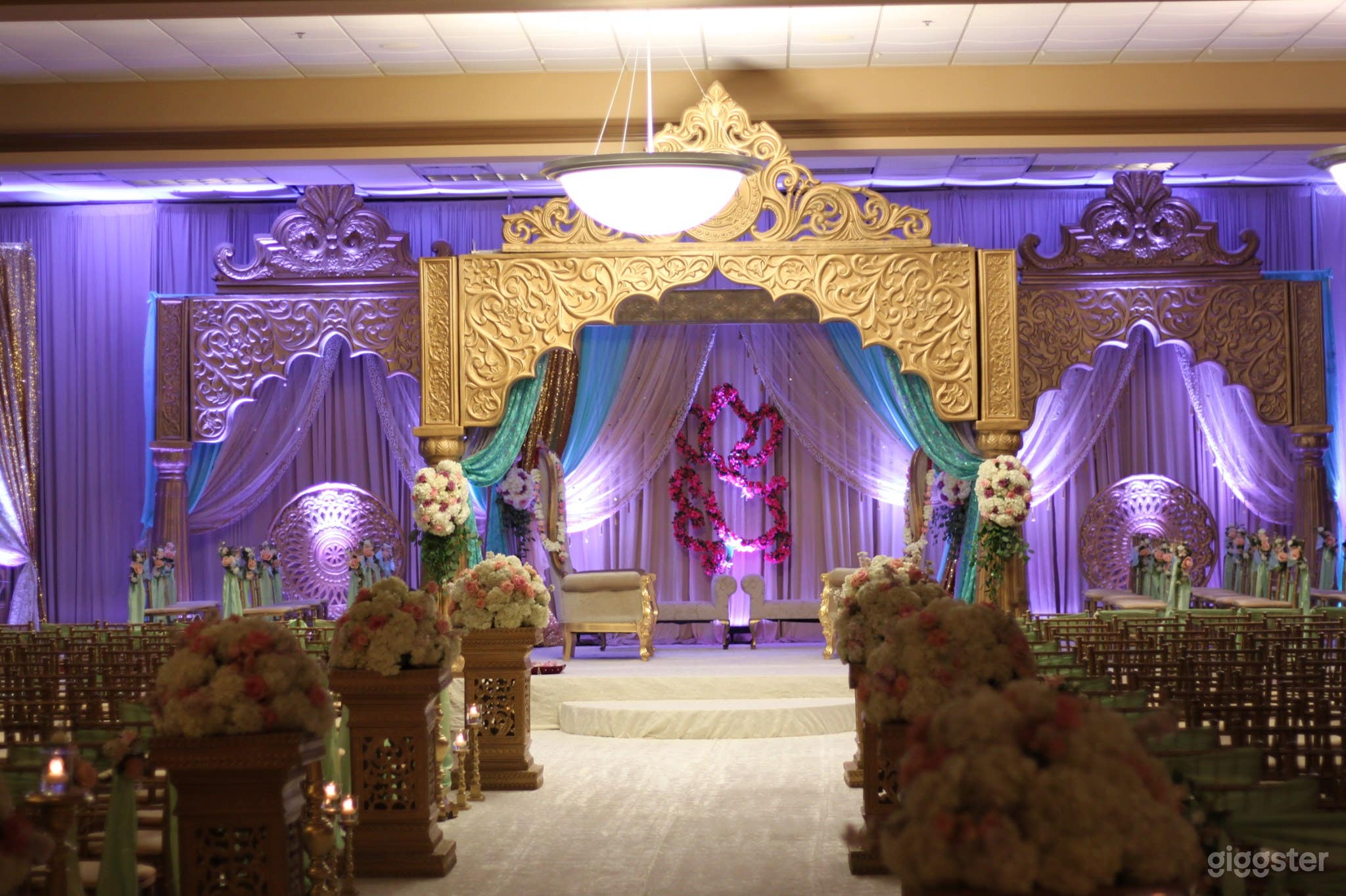 Grand Room with a Stylish Touch Photo 3