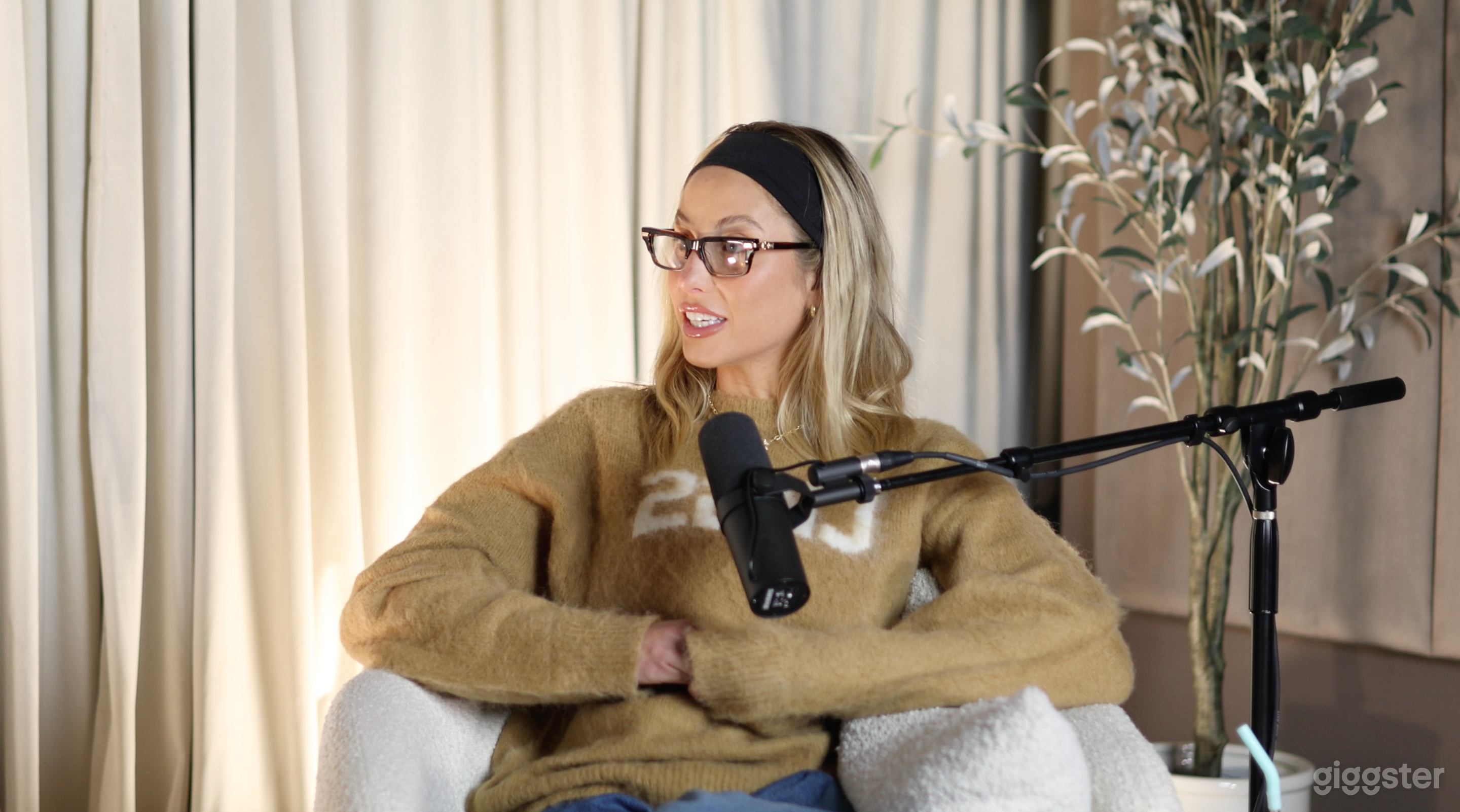 Minimal, Modern, Aesthetic Podcast or Photo Studio Photo 3